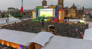 Aficionados celebrando un gol frente a las pantallas gigantes instaladas en el Fan Fest de Ciudad de México.