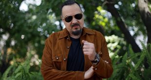Pepe Aguilar durante la presentación de su nuevo álbum homenaje, celebrando las tradiciones y la música regional mexicana.