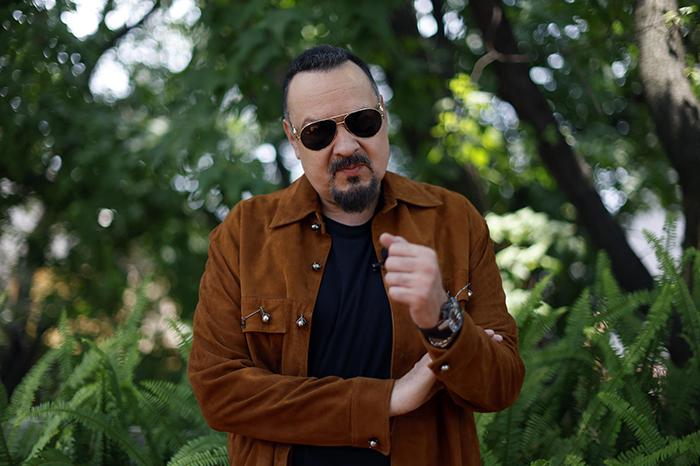 Pepe Aguilar durante la presentación de su nuevo álbum homenaje, celebrando las tradiciones y la música regional mexicana.