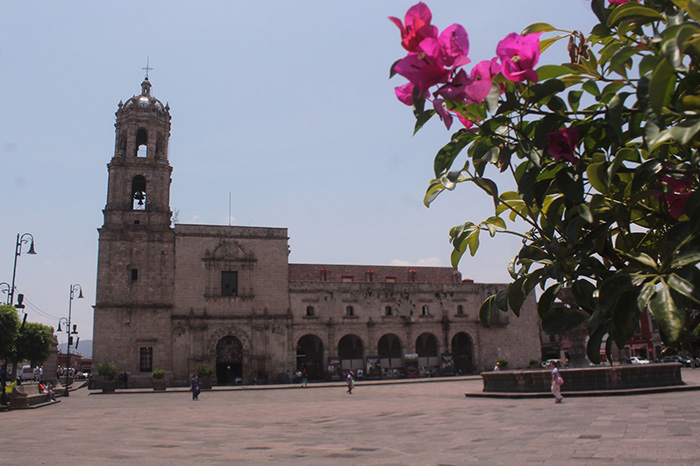 Vista panorámica de la explanada de la Plaza Valladolid y el templo de San Francisco en Morelia.