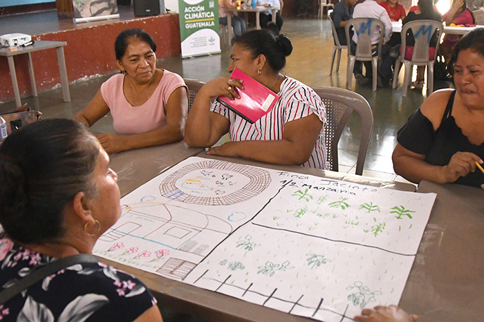 Agricultores locales recibiendo apoyo y capacitación tecnológica del Programa Mundial de Alimentos en el Corredor Seco en Guatemala.