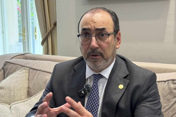 Reunión financiera internacional donde se analiza el deterioro de los flujos de inversión en América Latina.