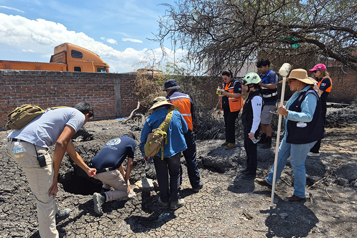Científicos analizando la expulsión de lodo y vapor del pozo hidrotérmico en el Salitre, Ixtlán.