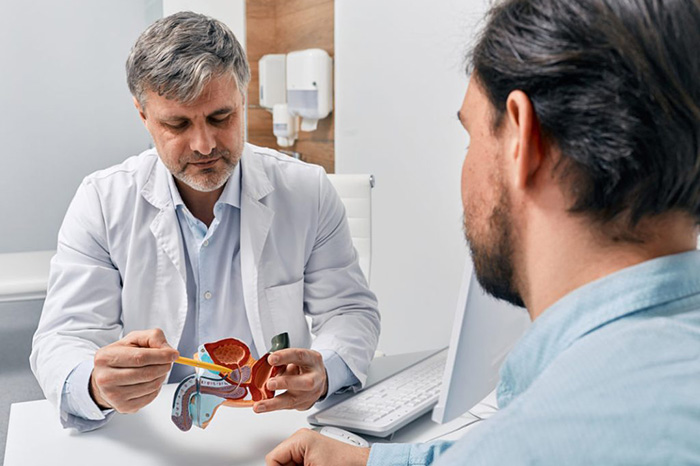 Un especialista médico explica la importancia del diagnóstico oportuno del cáncer de próstata en Michoacán.