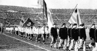 Desfile de las delegaciones de las naciones participantes durante la primera ceremonia inaugural en el estadio Centenario en 1930.
