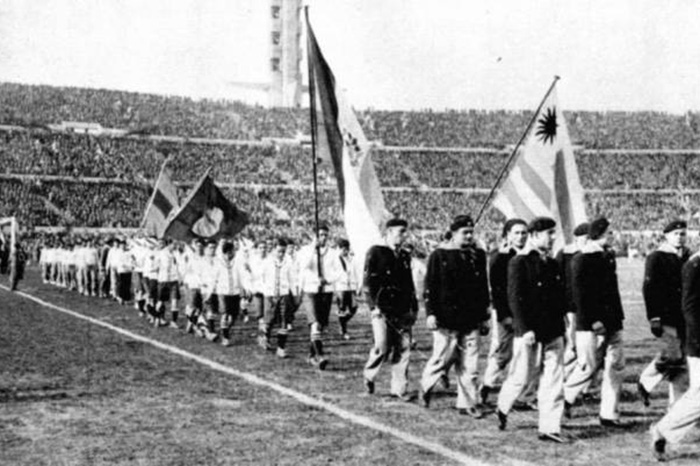Desfile de las delegaciones de las naciones participantes durante la primera ceremonia inaugural en el estadio Centenario en 1930.
