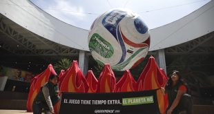 Activistas de Greenpeace realizando una protesta pacífica bajo el balón gigante en el Aeropuerto de la Ciudad de México.