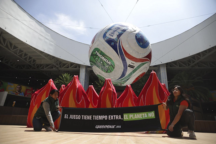 Activistas de Greenpeace realizando una protesta pacífica bajo el balón gigante en el Aeropuerto de la Ciudad de México.