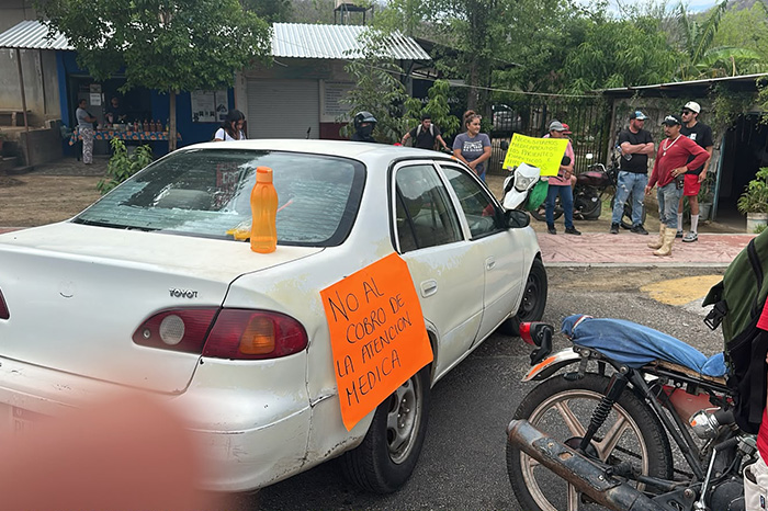 Bloqueo de carretera por protestas en el Hospital Comunitario Carácuaro-Nocupétaro