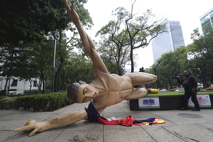 Estatuas derribadas por maestros de la CNTE.