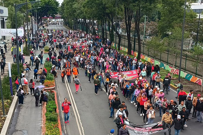 Docentes integrantes de la CNTE durante su movilización hacia el Estadio Ciudad de México previo al Mundial.