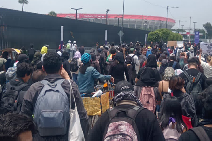 Integrantes de colectivos de madres buscadoras manifestándose frente al Estadio Ciudad de México durante la inauguración del Mundial.