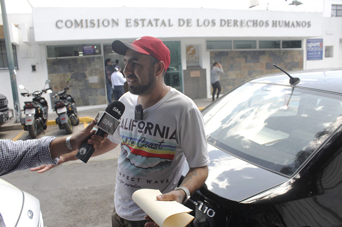 Integrantes del movimiento en defensa del agua acuden a las instalaciones de la CEDH para interponer una queja.