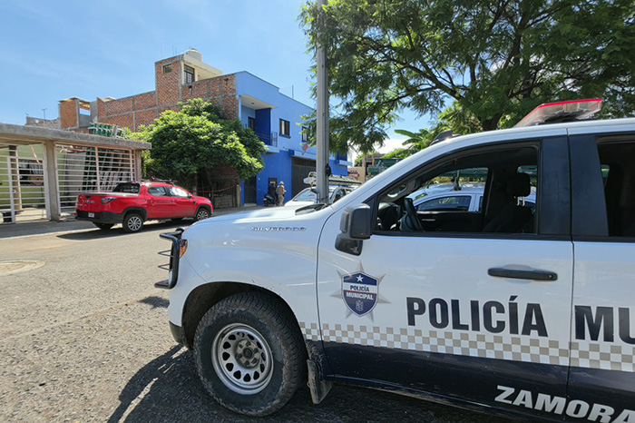 Ambulancia de Rescate y patrullas policiales atienden el reporte de un hombre herido tras un atentado a balazos en este municipio de Zamora.