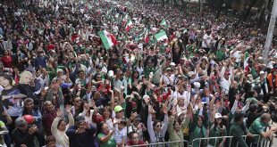 Miles de personas realizan una ola humana masiva en el Paseo de la Reforma de Ciudad de México previo al Mundial 2026.