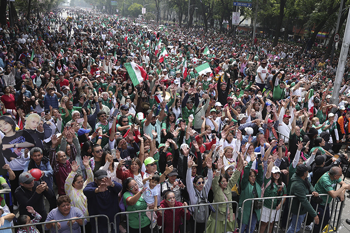 Miles de personas realizan una ola humana masiva en el Paseo de la Reforma de Ciudad de México previo al Mundial 2026.