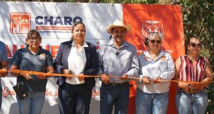 Autoridades municipales del Ayuntamiento de Charo realizando el corte de listón inaugural sobre una calle pavimentada en Jaripeo.