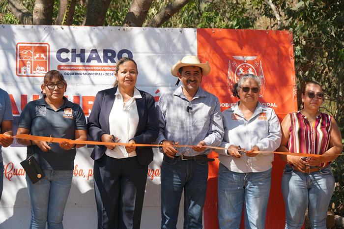 Autoridades municipales del Ayuntamiento de Charo realizando el corte de listón inaugural sobre una calle pavimentada en Jaripeo.