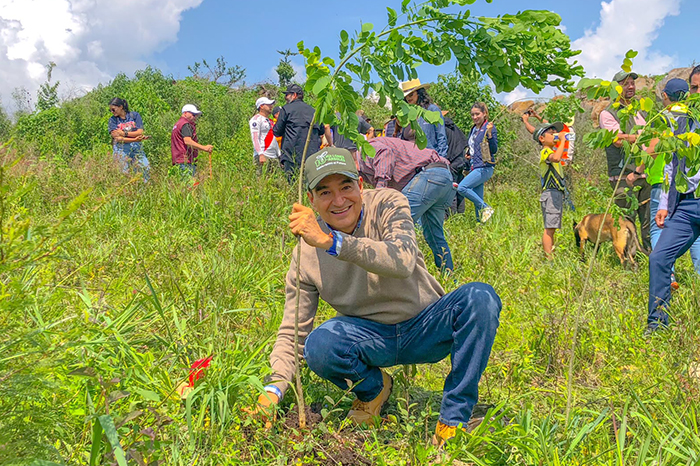 El presidente municipal Carlos Alberto Soto Delgado durante una jornada de plantación de árboles en Zamora.