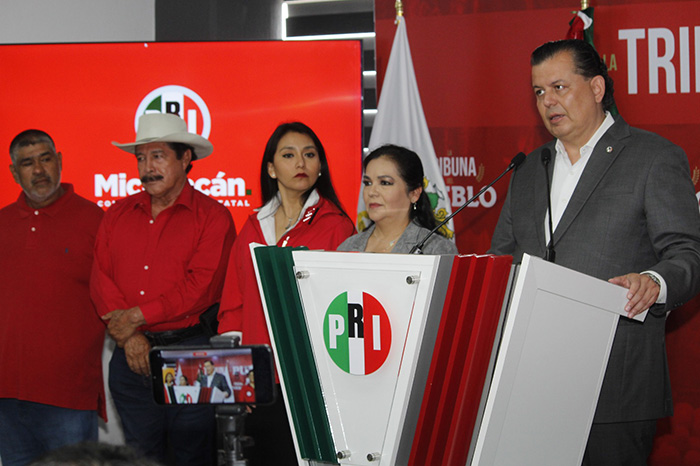 Guillermo Valencia da la bienvenida a los servidores públicos en el momento en que los regidores de Apatzingán se suman al PRI.
