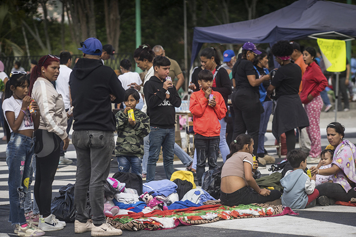 Personas afectadas por los terremotos aguardan este viernes, en el parque Ali Primera en el oeste en Caracas.