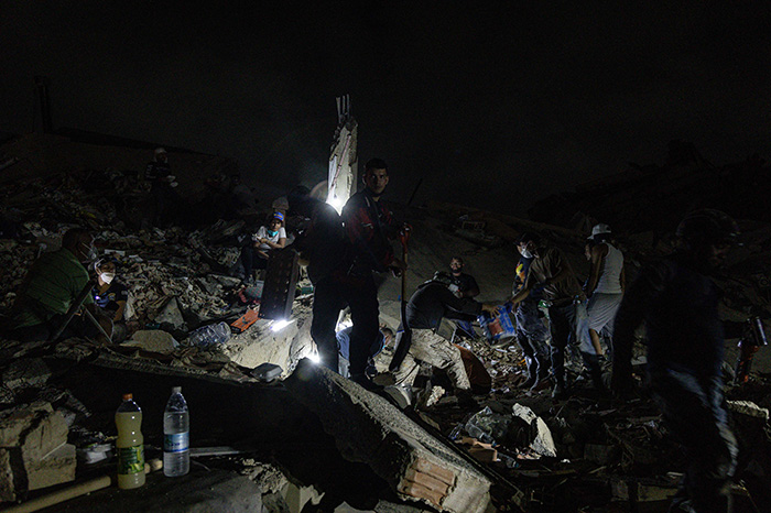 Brigadas internacionales buscan contrarreloj a supervivientes de los terremotos entre los escombros de un edificio.