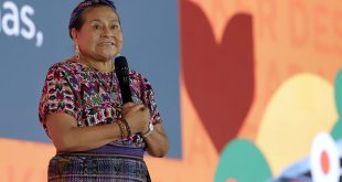 Rigoberta Menchú discursando sobre el rol humano en las ciudades inteligentes.