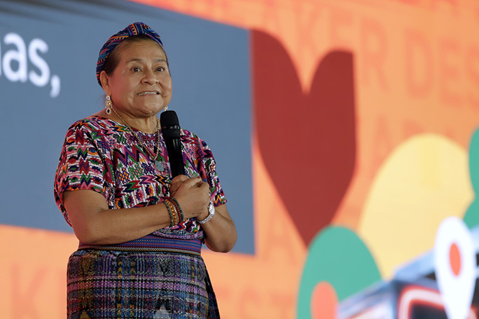 Rigoberta Menchú discursando sobre el rol humano en las ciudades inteligentes.