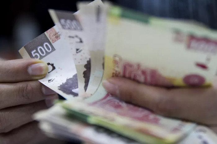 Persona contando dinero en efectivo.