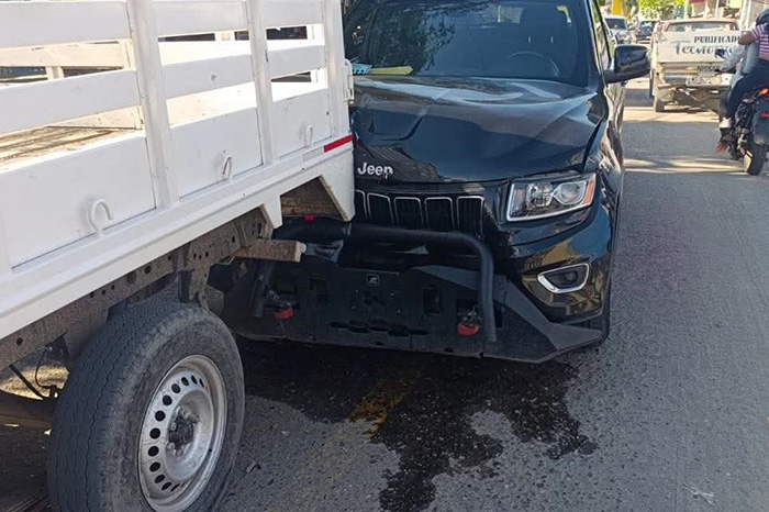 Ambulancia y patrullas atienden el reporte tras el accidente vial donde se registra choque entre dos camionetas en Huetamo.