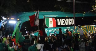 Miles de hinchas con banderas y cánticos apoyando al Tri antes de su partido mundialista en el Estadio Guadalajara.