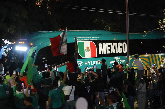 Miles de hinchas con banderas y cánticos apoyando al Tri antes de su partido mundialista en el Estadio Guadalajara.
