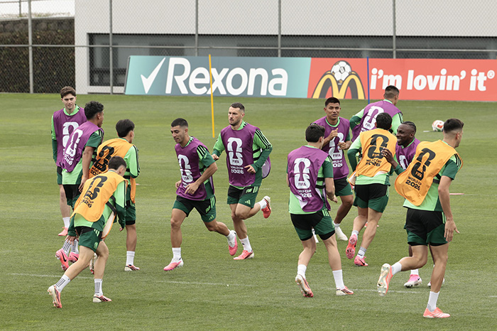 Jugadores de la Selección Mexicana en el entrenamiento de recuperación previo al juego ante Corea del Sur.