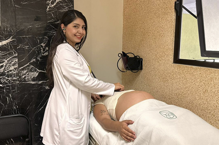Personal médico atendiendo en las instalaciones de Atención Médica Continua de una Unidad de Medicina Familiar del IMSS.