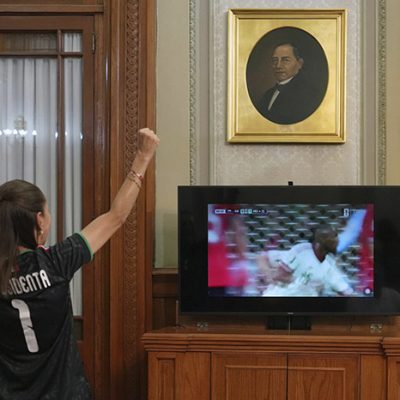 La presidenta Claudia Sheinbaum celebrando el gol de México junto a su esposo en Palacio Nacional.