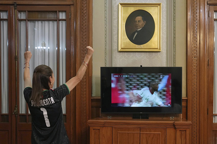 La presidenta Claudia Sheinbaum celebrando el gol de México junto a su esposo en Palacio Nacional.
