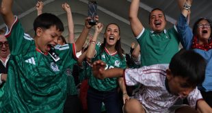 La presidenta Claudia Sheinbaum observando el debut mundialista de México desde un Fan Fest oficial en la capital.