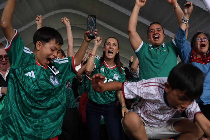 La presidenta Claudia Sheinbaum observando el debut mundialista de México desde un Fan Fest oficial en la capital.
