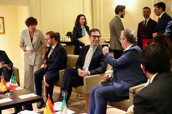 La presidenta Claudia Sheinbaum se reúne con Carlos Cuerpo en el Palacio Nacional de México.