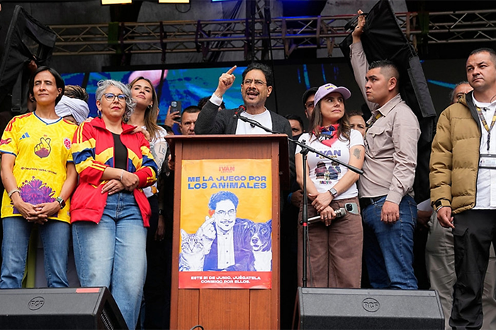 Seguidores y miembros de la campaña de Iván Cepeda se reúnen en el Royal Center de Bogotá a la espera del escrutinio final.