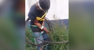 Elementos de la policía y paramédicos rescatando a un hombre luego de que vecinos amarran a un poste a presunto ladrón en Uruapan.