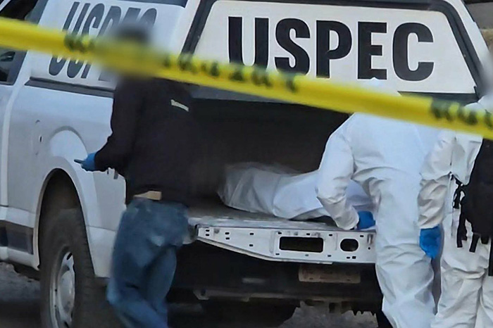 Investigadores de la USPEC resguardan el inmueble de la comunidad Belisario Domínguez donde matan a un joven en domicilio de Zinapécuaro.