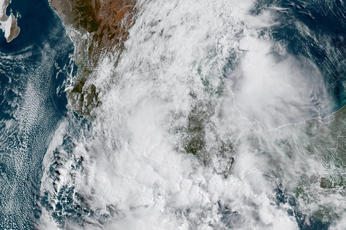 Satélite meteorológico muestra a la tormenta tropical Boris acercándose a Guerrero y Michoacán, provocando que suspendan clases en Michoacán.