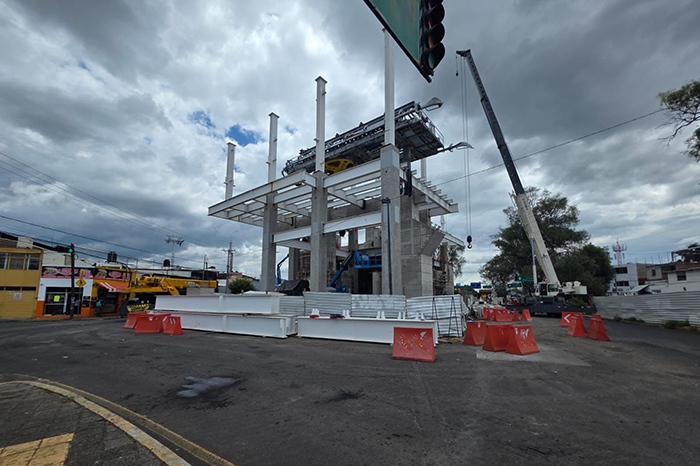 Maquinaria pesada y trabajadores realizando labores de construcción en la estación Monumento del Teleférico de Morelia.