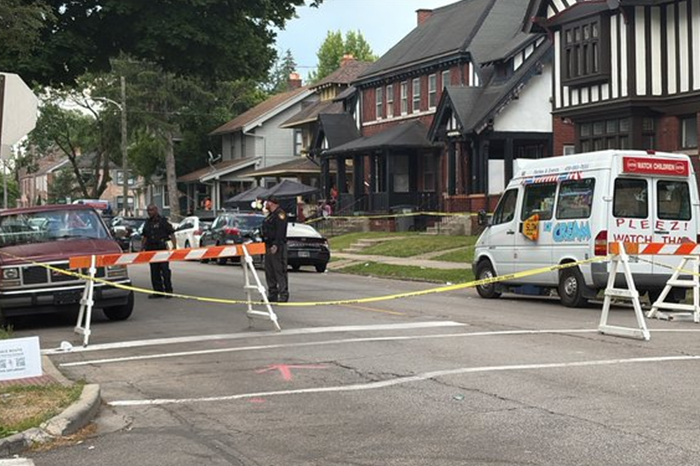 Despliegue policial en el área del festival en Toledo, Ohio, tras el reporte de múltiples personas heridas por disparos.
