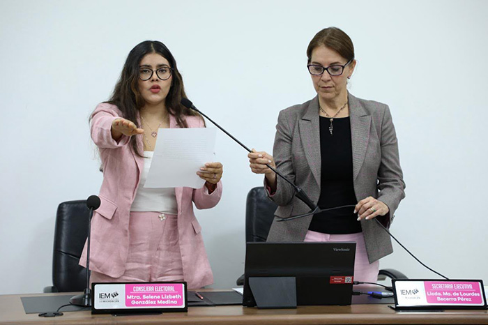 La consejera Selene Lizbeth González rindiendo protesta para asumir la presidencia provisional del IEM en la Sala de Sesiones.