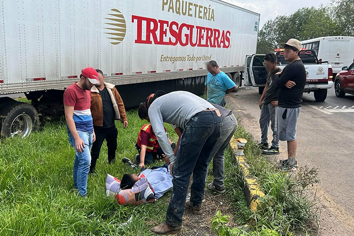 Unidades de emergencia y vialidad atienden el choque de un camión de paquetería contra el camellón en la carretera Morelia-Pátzcuaro.