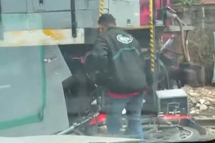 Motocicleta siendo arrastrada por el ferrocarril tras un percance vial en la avenida Siervo de la Nación de Morelia.