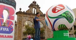 Aficionados planificando su traslado y hospedaje para asistir a los partidos del Mundial 2026 en la ciudad de Guadalajara.