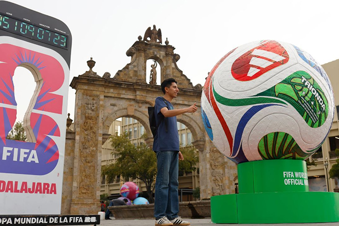 Aficionados planificando su traslado y hospedaje para asistir a los partidos del Mundial 2026 en la ciudad de Guadalajara.